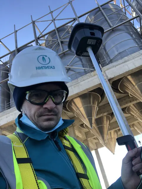 Съёмка GNSS-приёмником у промышленных силосов